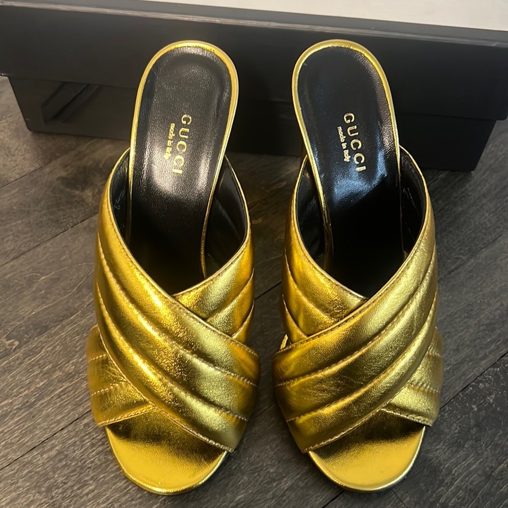 Gucci Gold Leather Webby Cross Slide Sandel. Napa Silk